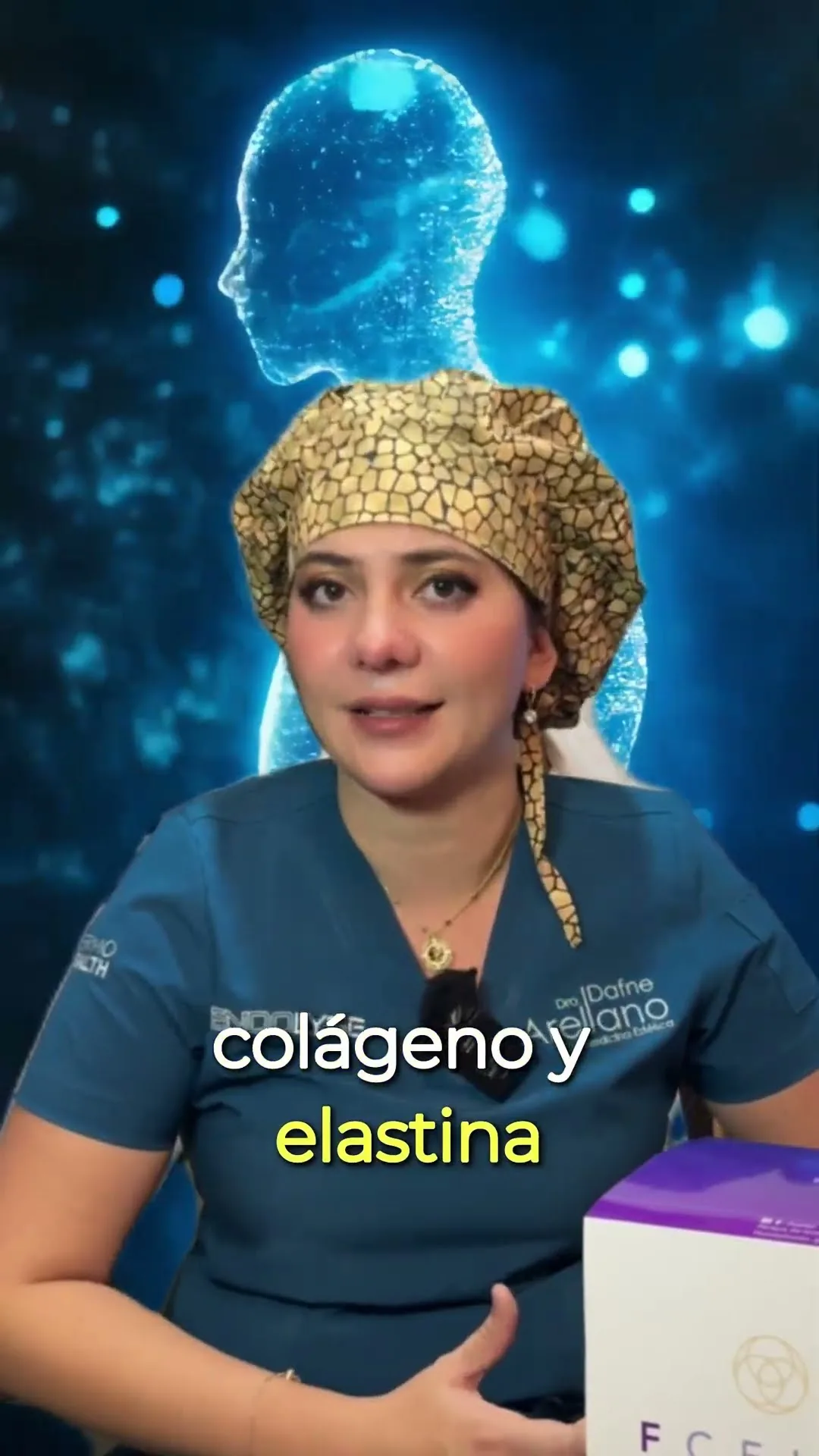 Dra. Dafne Arellano Montalvo en consultorio explicando cómo los fibroblastos producen colágeno y elastina, con el producto FCells en la mano