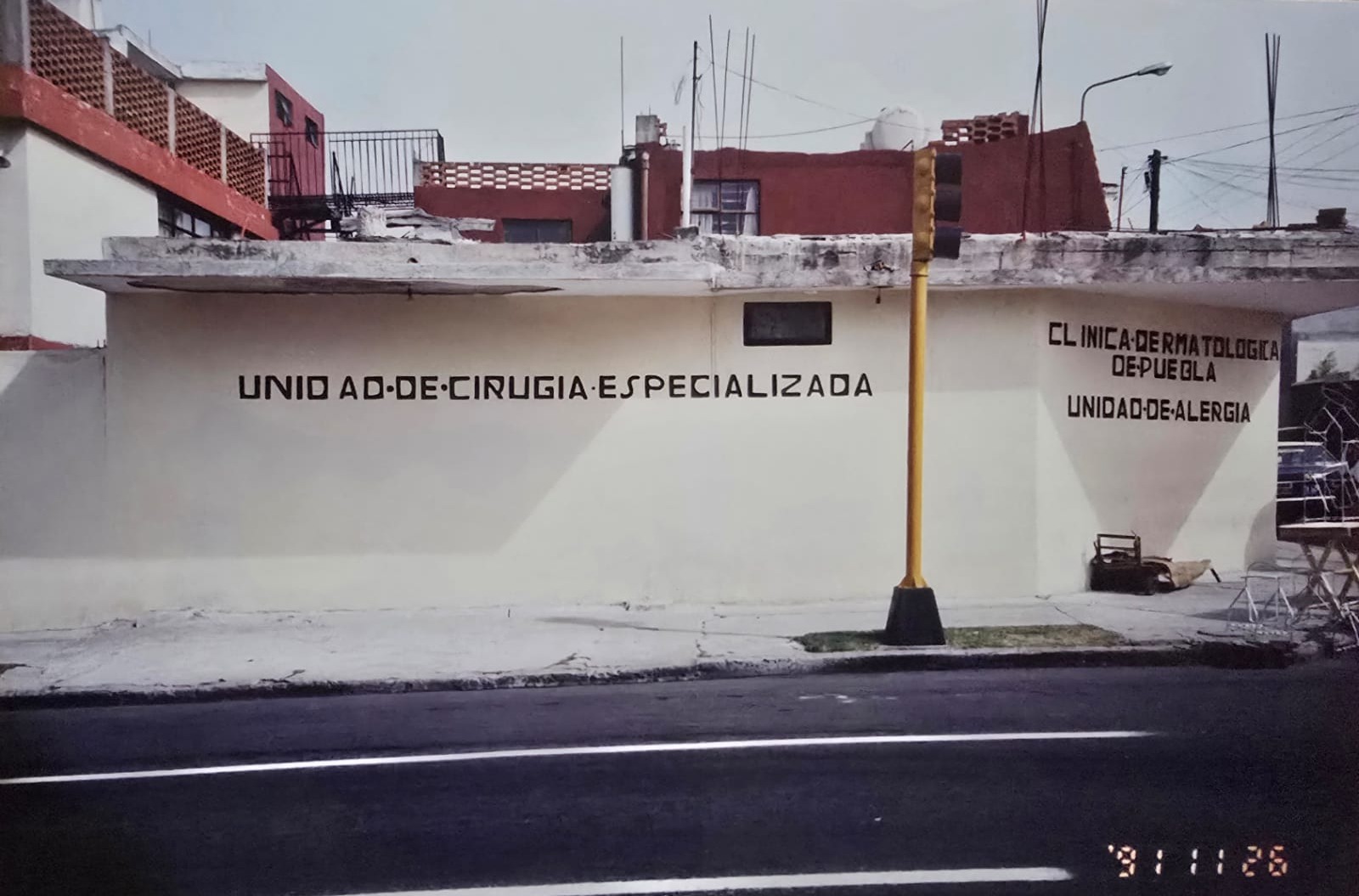 Fachada de la Clínica Dermatológica de Puebla en noviembre de 1991, con letrero visible Clínica Dermatológica de Puebla, Unidad de Alergia, Unidad de Cirugía Especializada. Fundada en 1971 por el Profesor Dr. Francisco Arellano Ocampo.